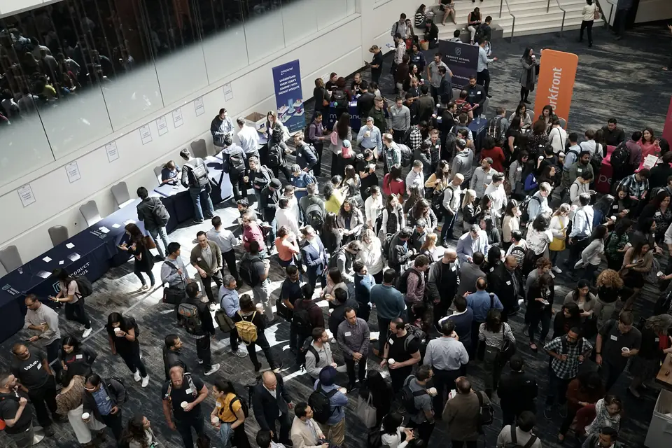 Grande circulação de público em evento de negócios