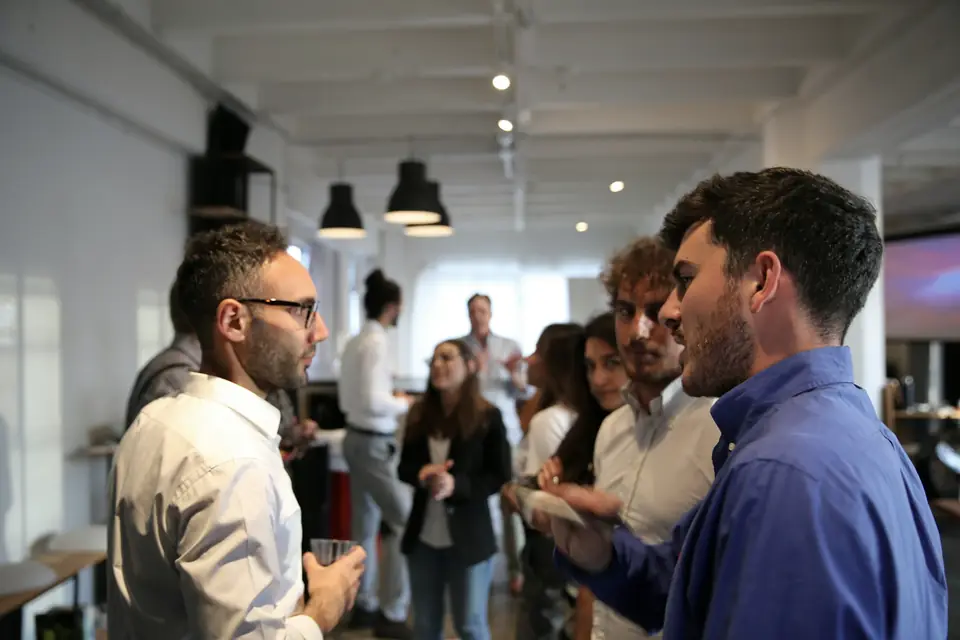 Profissionais em conversa durante evento empresarial
